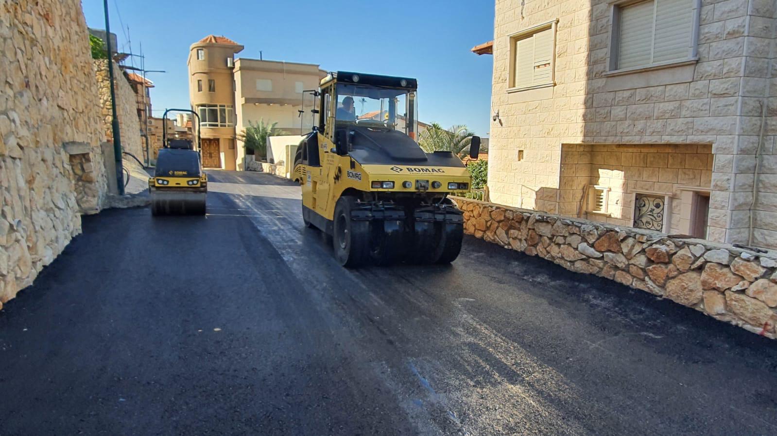 مجلس أبوسنان المحلي وبتوجيه من رئيسه السيد فوزي مشلب يقوم بتعبيد شوارع وطرقات في أحياء لم تشهدها من قبل...