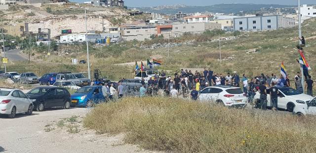 وقفة احتجاجية سلمية في أبوسنان بصدد الإجحاف بحق شبيبة في بناء بيتهم على أرضهم في الحي الشرقي من القرية بحسب إدعاءات المحتجين