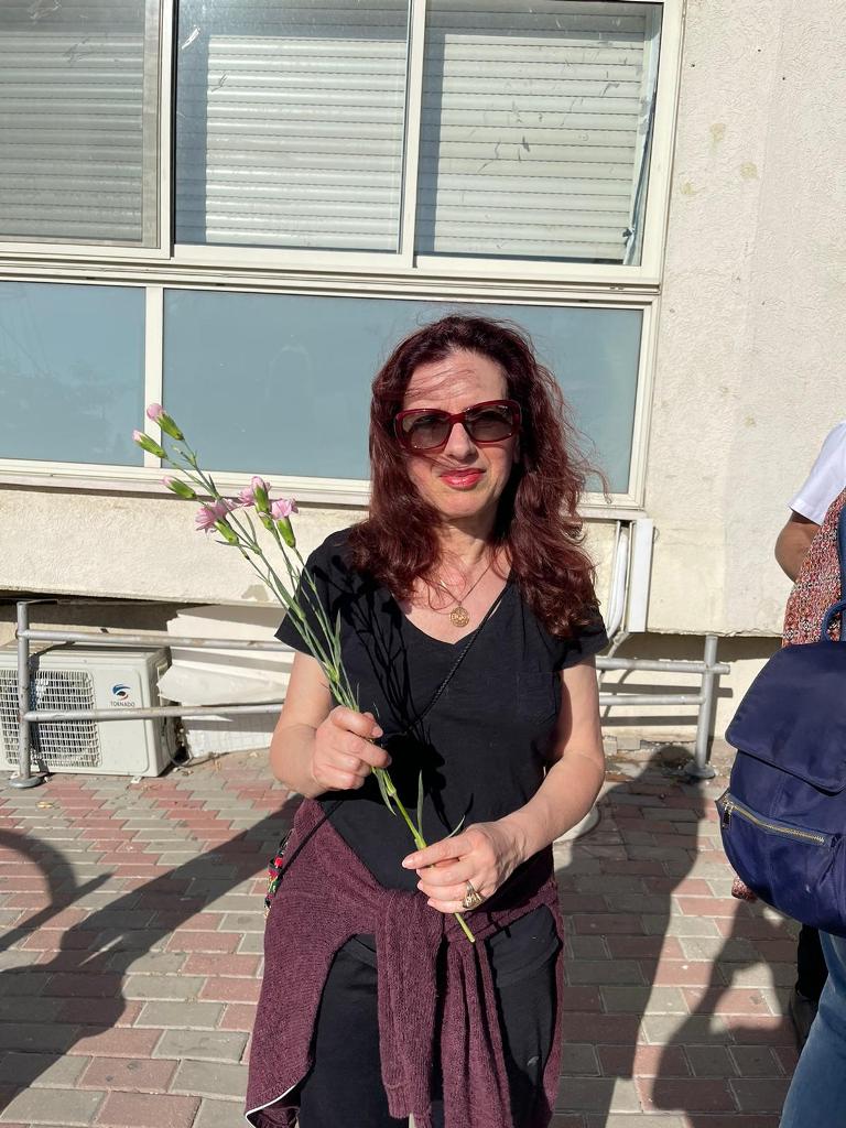 أحباب وأصحاب أيضا في وقت الصعاب: مواطنو كفار هفراديم يوزعون الورود عند مدخل ترشيحا