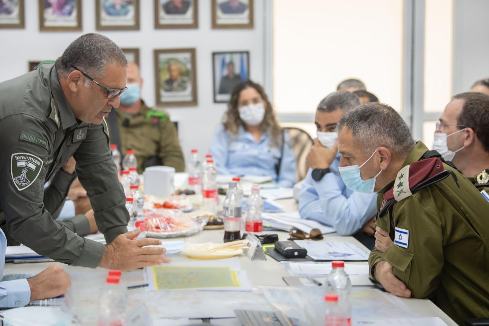 بيان من الجيش: رئيس الأركان كوخافي يتفقد القوات للمشاركة في الجهود الرامية للقبض على السجناء الفارين من سجن جلبوع