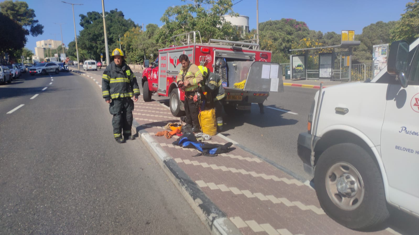 حيفا: تخليص طفل تسلّق شجرة بارتفاع 20 مترًا وعلق عليها