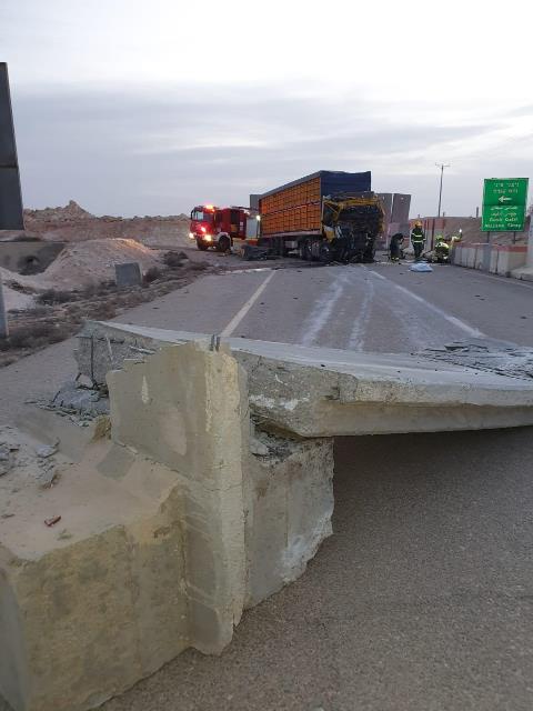 مصرع سائق شاحنه جراء حادث طرق بالجنوب