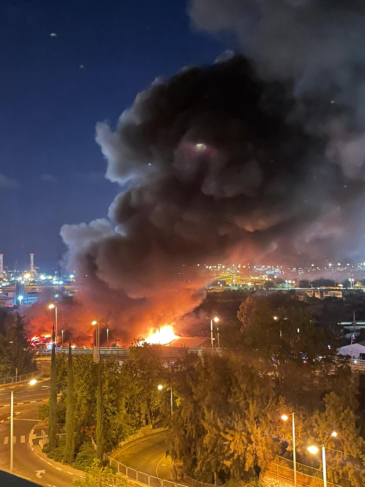 حيفا شارع با يهودا: حريق وانفجارات في مبانٍ صناعية بعضها يحوي مواد خطرة سامة