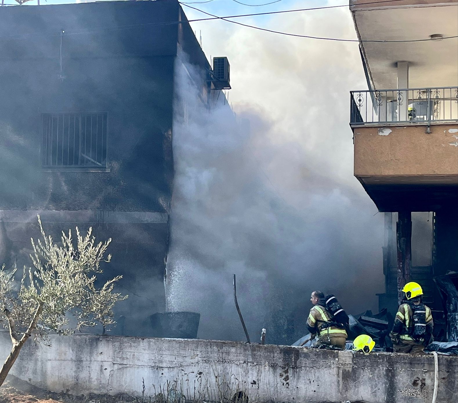 حرفيش: حريق كبير في مخزن للادوات الكهرباء و4 منازل و14 إصابة منها واحدة حرجة لشاب ثلاثيني