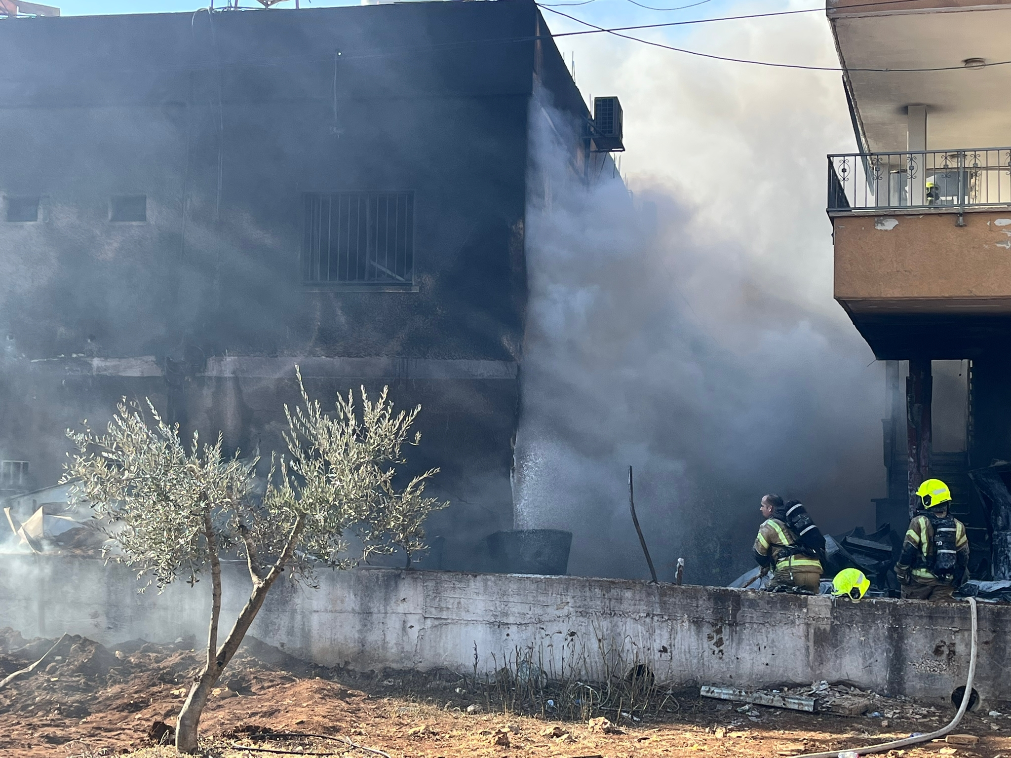 حرفيش: حريق كبير في مخزن للادوات الكهرباء و4 منازل و14 إصابة منها واحدة حرجة لشاب ثلاثيني