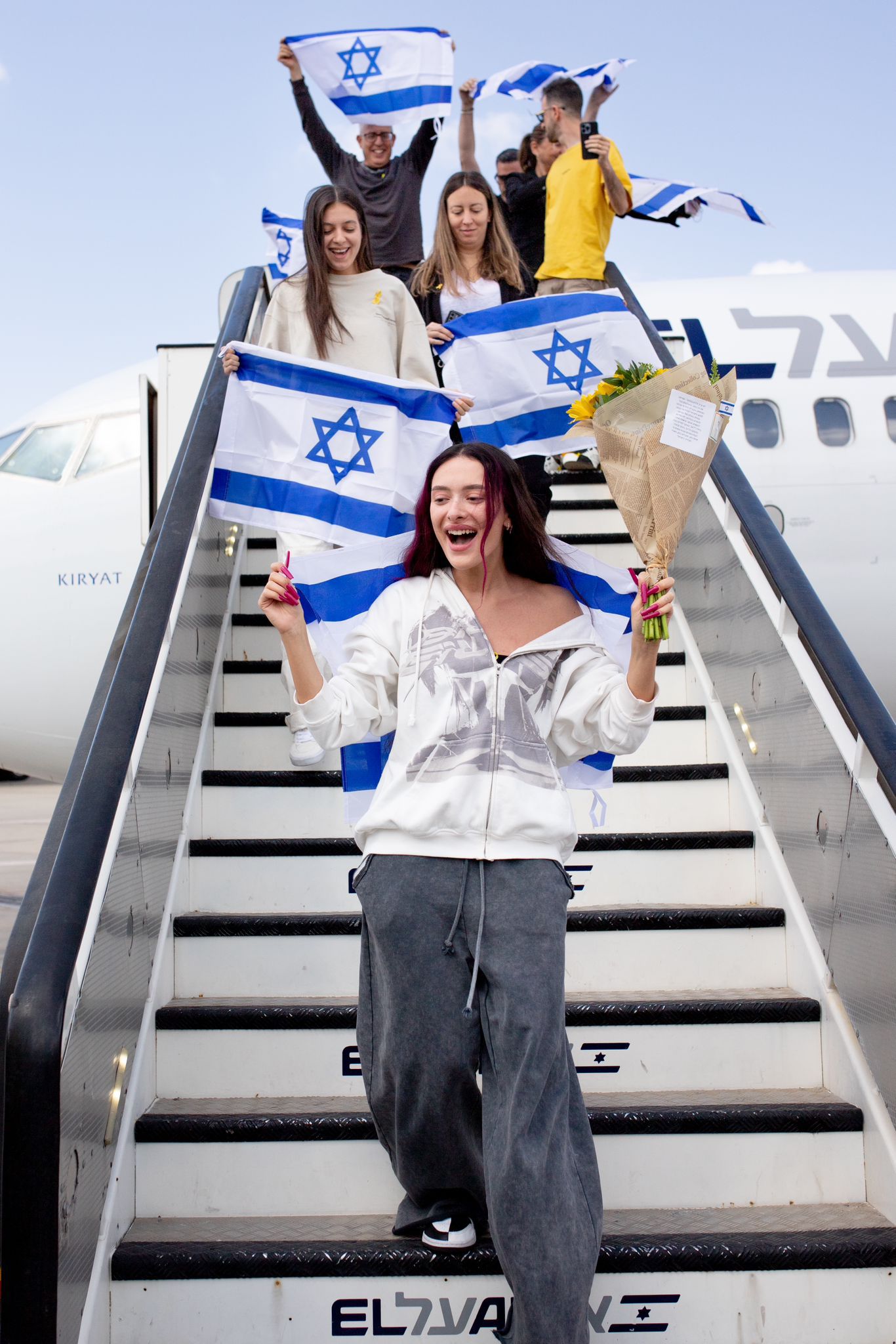 طائرة تابعة ال عال من مالمو تهبط في إسرائيل وعلى متنها عيدن جولان والوفد الإسرائيلي المشارك في يوروفيجن حيث تم إستقبالهم بالتصفيق وباقات الزهور